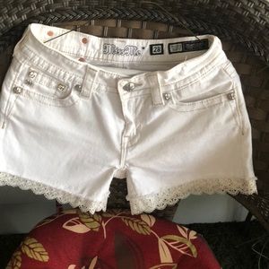 Miss white shorts with lace